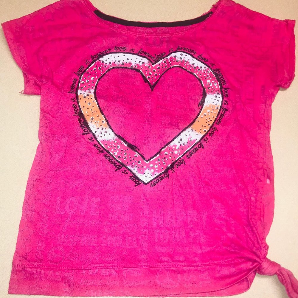 I am selling a cute Tee